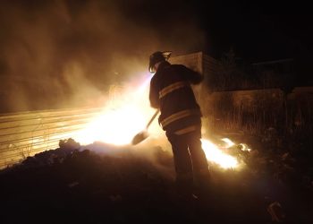 Se incendia hierba seca