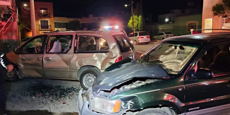 Choca contra vehículo estacionado