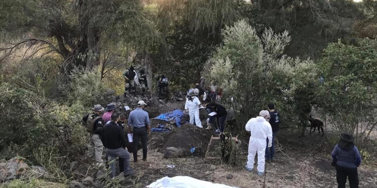 Encuentran 33 cuerpos en fosa clandestina